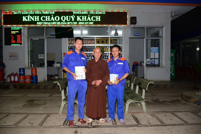 Tham quan và cúng dường chùa Linh Mụ, Huế